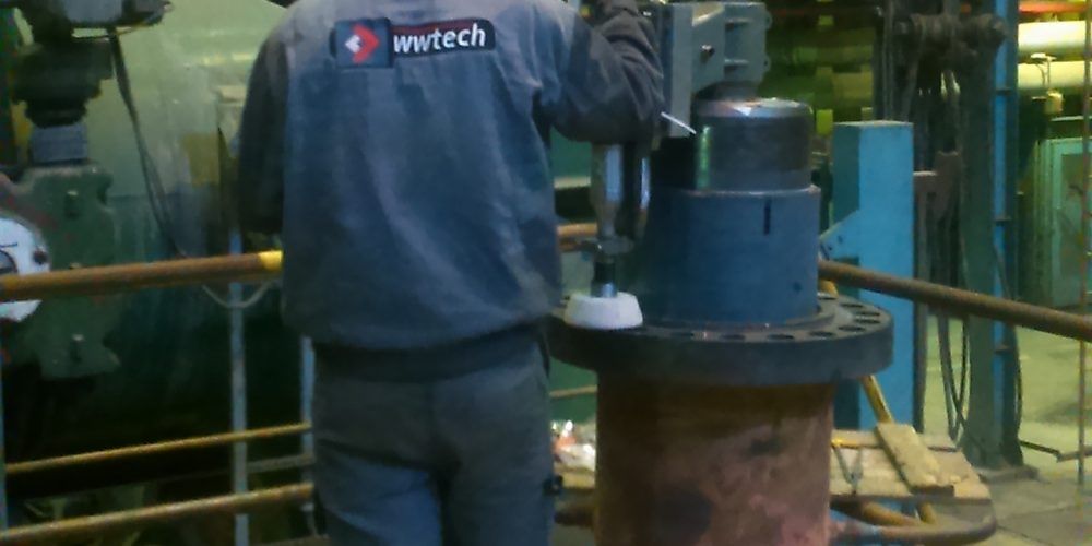 Szlifowanie powierzchni maszynami przenośnymi w elektrowni konwencjonalnej w Czechach